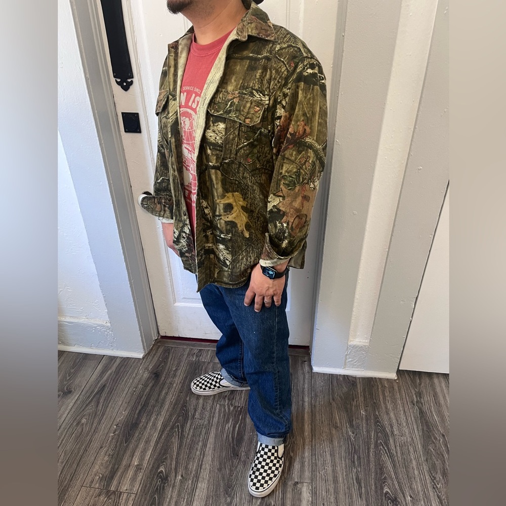 Cabela’s long sleeve camouflage button up shirt. Size Medium.